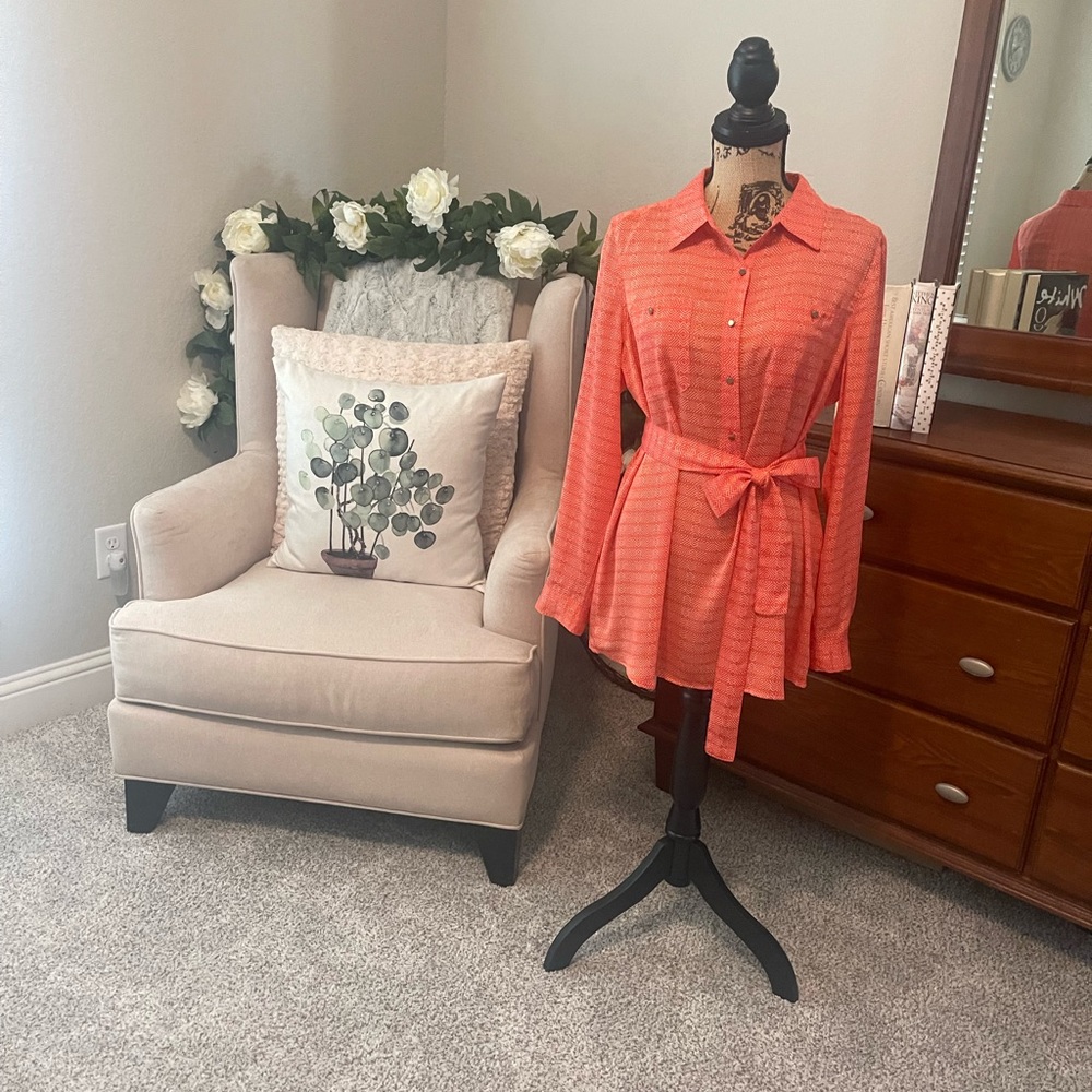 Liz Clairborne ladies long sleeve tunic blouse. Can be belted at waist.